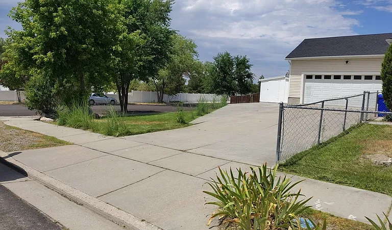 627 E 700 N — Photo 33