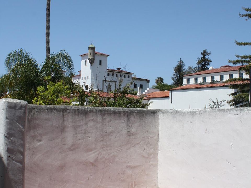 Upstairs patio with view of Courthouse