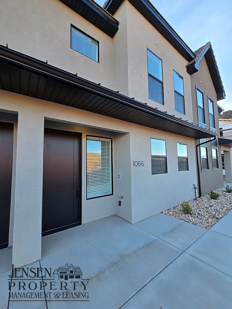 Building Photo - 1066 W Albertine Ln