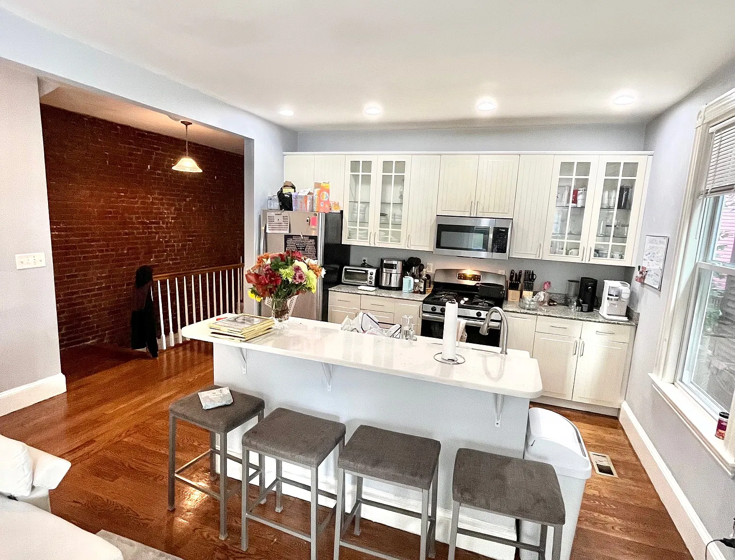 6 bed, 9999 sqft, $9,000 — Photo 1