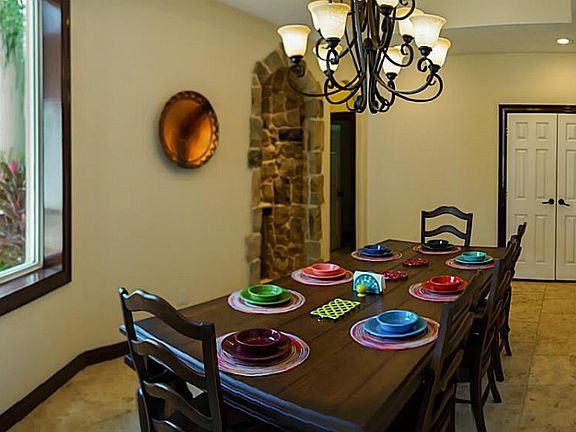 Dinning with plenty of room for 10.