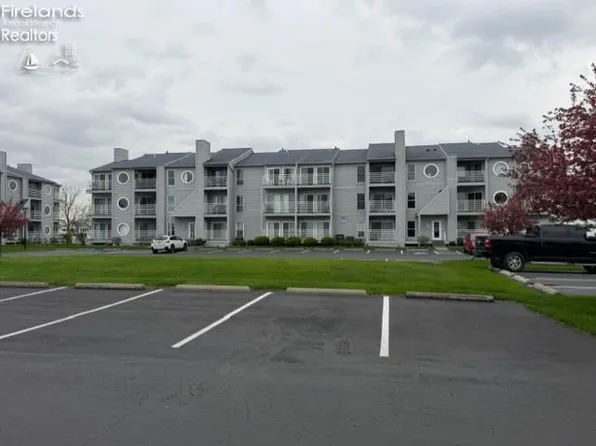 216 Clinton Reef Dr, Port Clinton, OH 43452