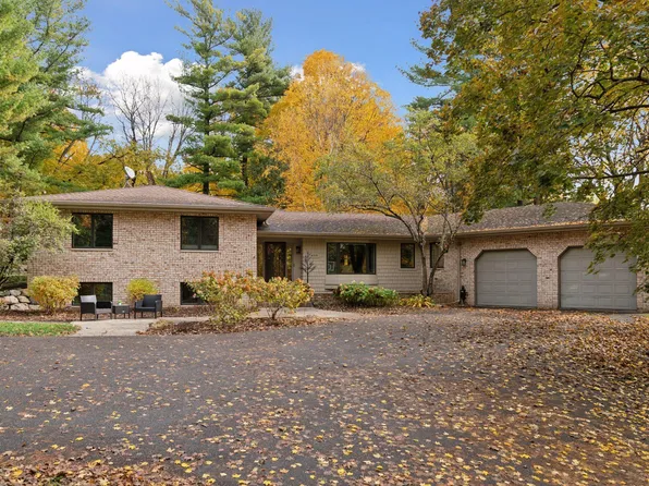 4015 E Valley Rd, Deephaven, MN 55391