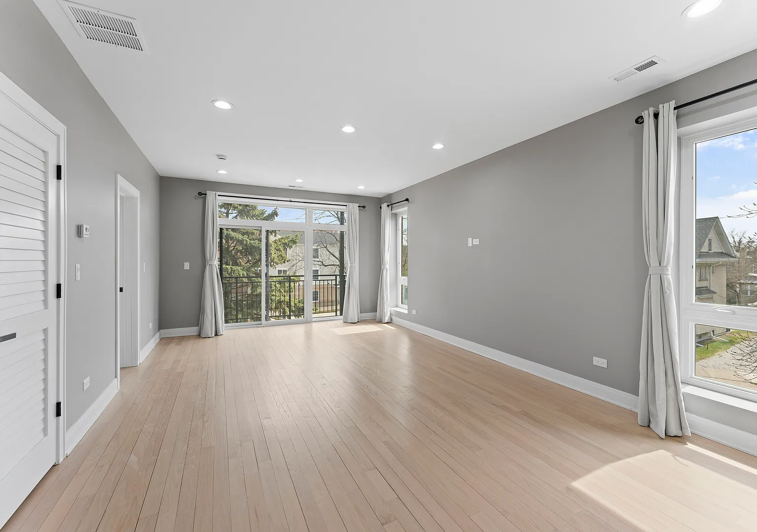 2 bed, 1100 sqft, $2,776 — Photo 2