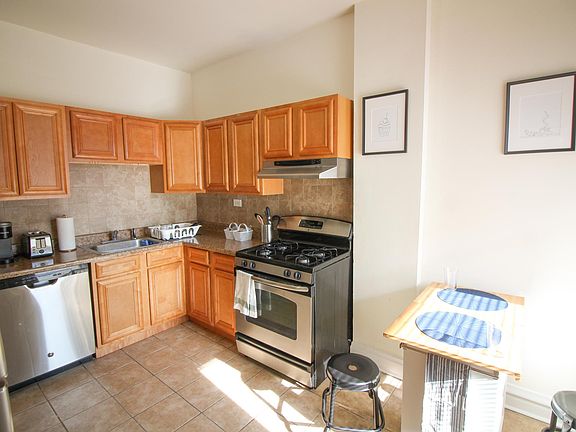 5th image of 1527 N Western Ave #1