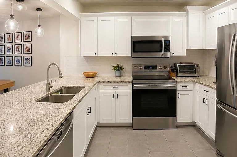 2414 W Chicago Ave — Photo 6