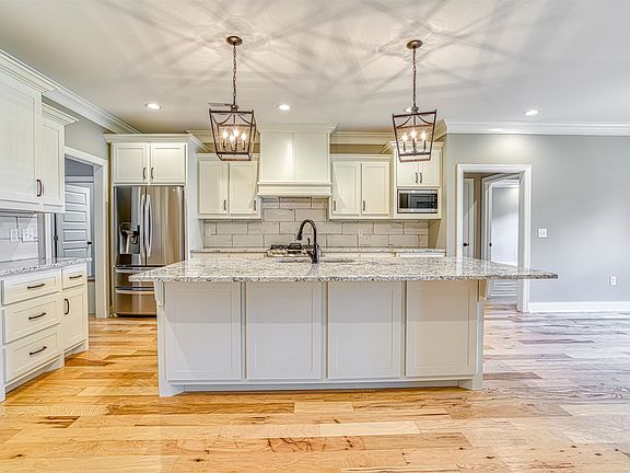 3rd image of 200 Woodfern Dr