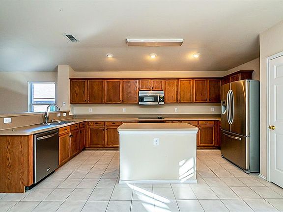 4th image of 8020 Hidden Oaks Dr
