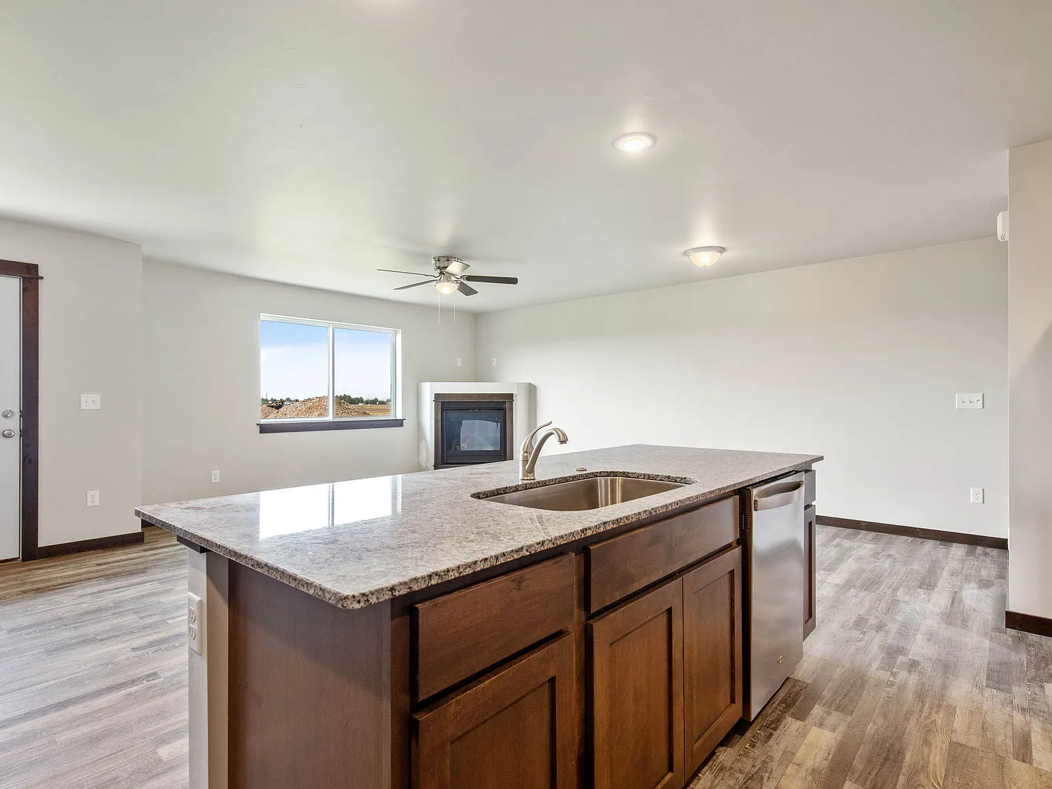 3 bed, 2.5 bath, 1527 sqft, $2,650 — Photo 2