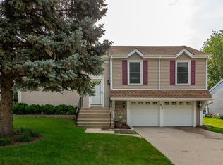 613 N Walnut Ln, Schaumburg, IL 60194