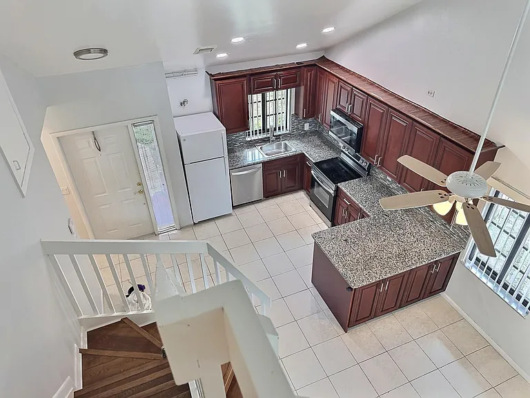 2652 Riverside Dr — Photo 12
