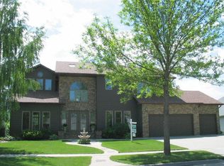 289 Grassy Hills Ln, Grand Forks, ND 58201