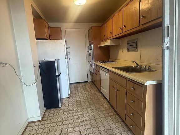3rd image of 10201 Grosvenor Pl APT 1117