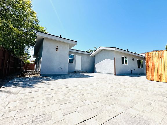 2nd image of 11104 Oxnard St #11106