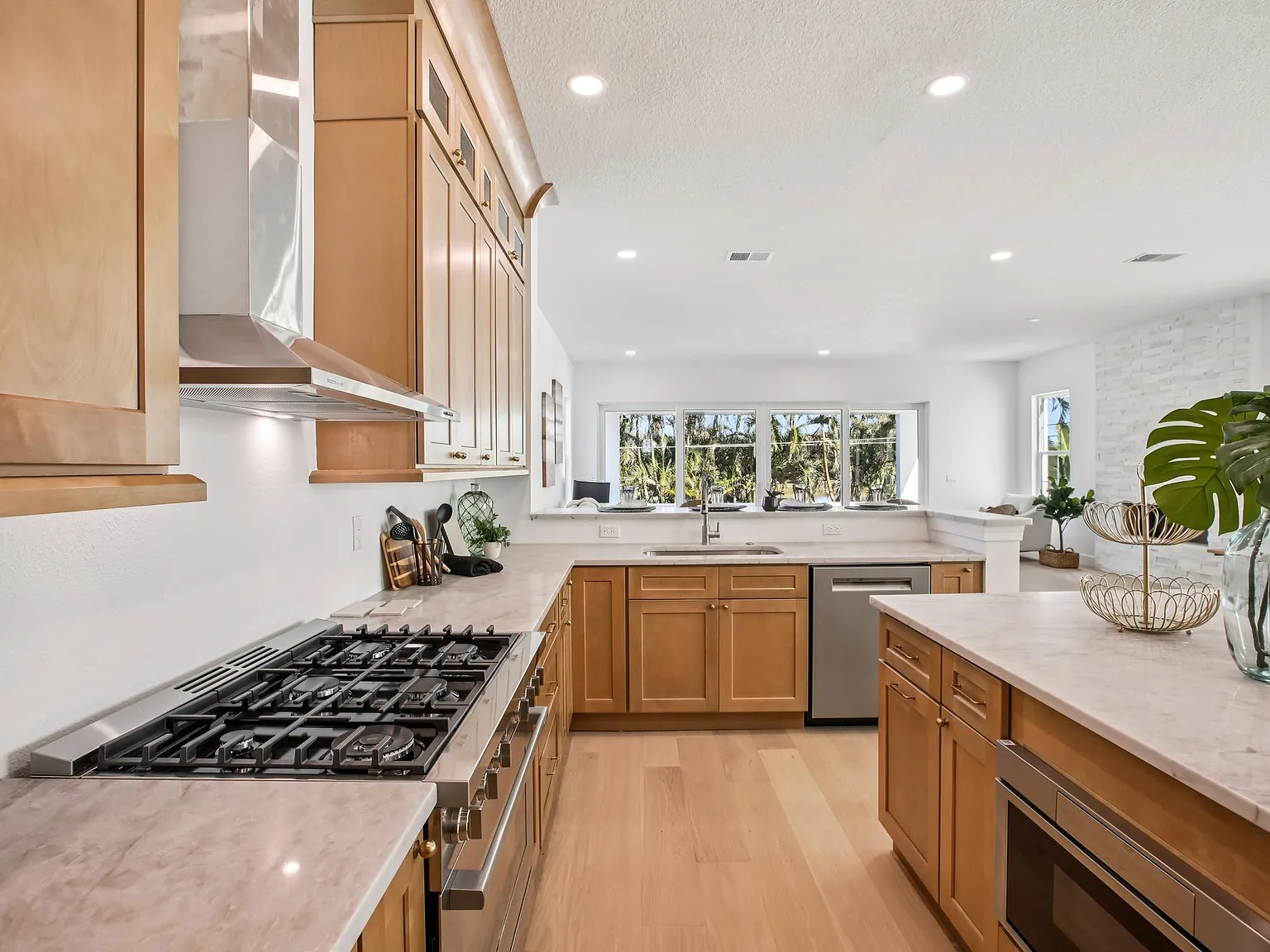 4 bed, 3.5 bath, 3850 sqft, $12,500 — Photo 4