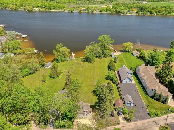 1566 East Friess Lake DRIVE, Hubertus, WI 53033