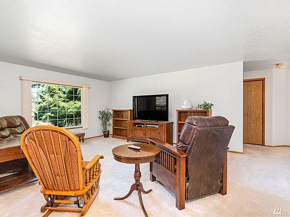 5th image of 125 Robert Frost Dr