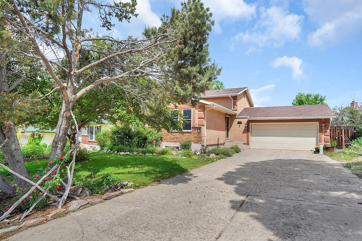 Building Photo - 5890 Del Rey Dr