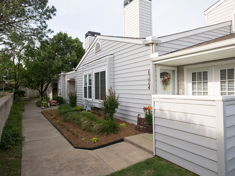 Lovely front entrance landscaping