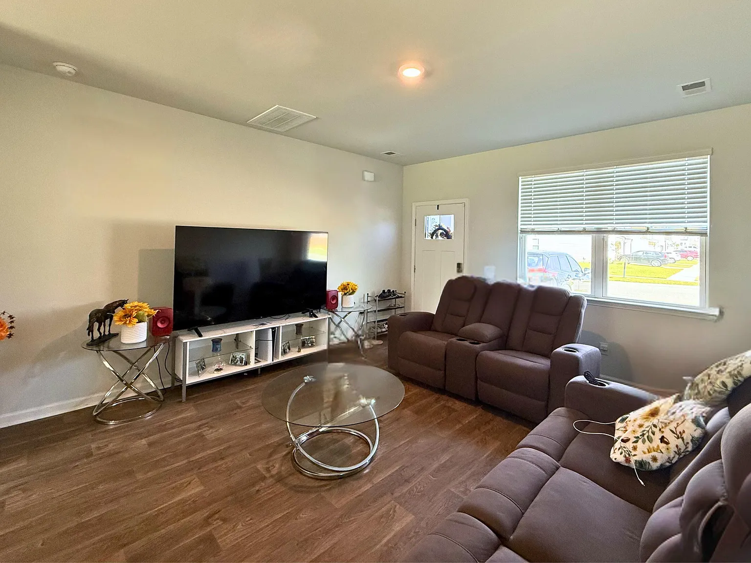 3 bed, 2.5 bath, 1558 sqft, $2,300 — Photo 3