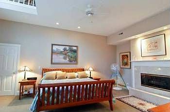 3rd image of 1049 W Wrightwood Ave #2