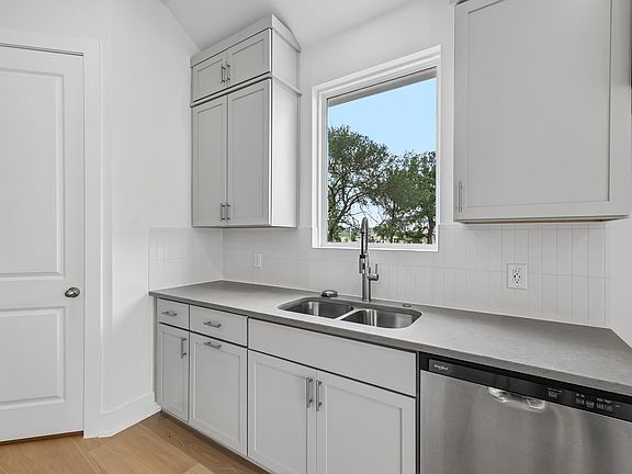 4th image of 135 Comfort Dr