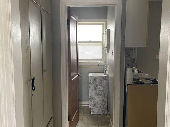 4th image of 2211 Muscatine Ave