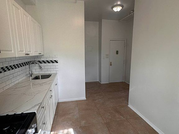 2nd image of 927 Grand St APT 3F