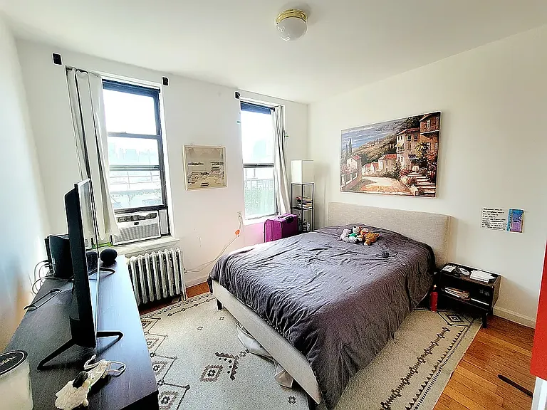 206 E 10th St #5V — Photo 2