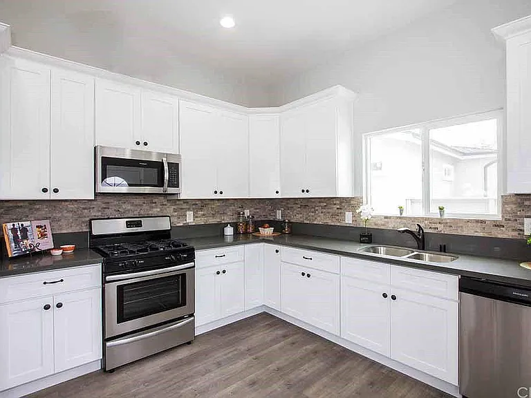 7760 Tujunga Ave — Photo 16