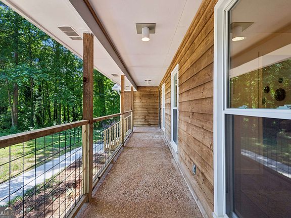 5th image of 642 Sheppard Rd