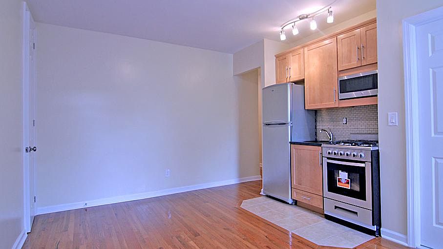 2nd image of 267 Edgecombe Ave APT 1B