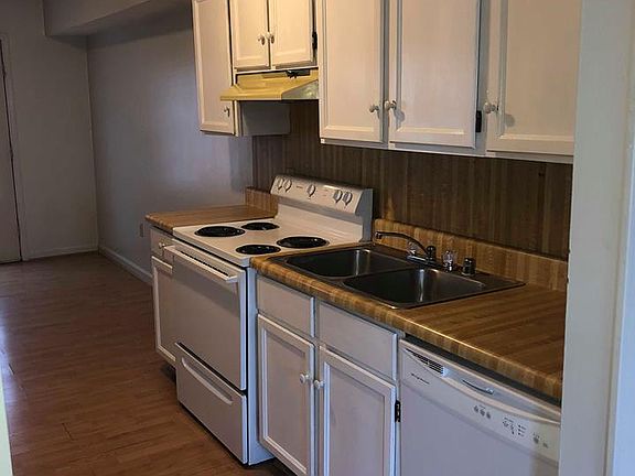 3rd image of 1726 Oshea St #B