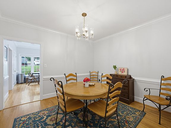 3rd image of 1302 Hampshire Ct