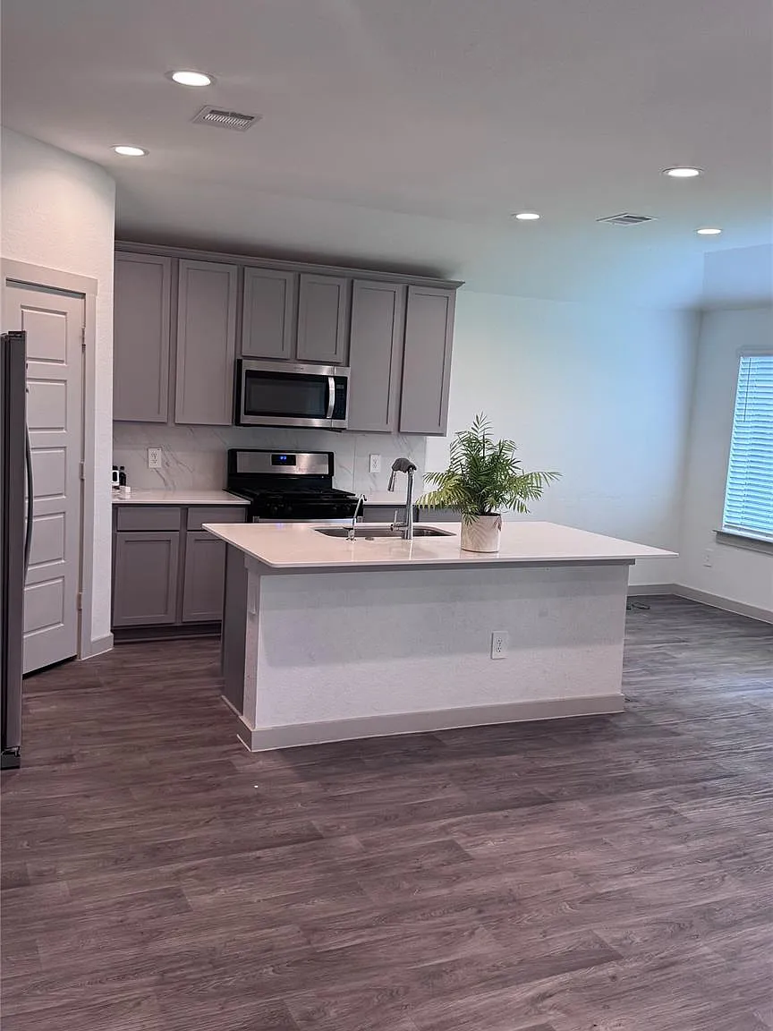 3 bed, 2.0 bath, 1257 sqft, $2,200 — Photo 3