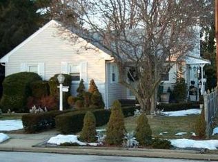665 Willis St, Hempstead, NY 11550