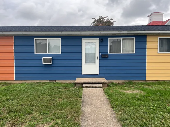 400 7th St #B, Williamstown, WV 26187