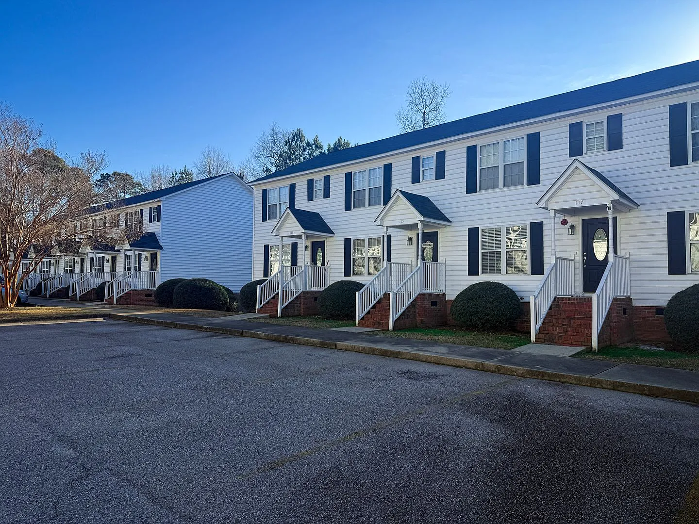 Cambridge Apartments — Photo 2