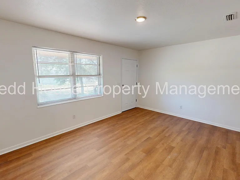502 Fitzsimmons St — Photo 9