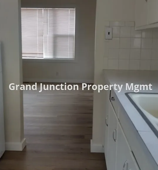 522 Compton St — Photo 9