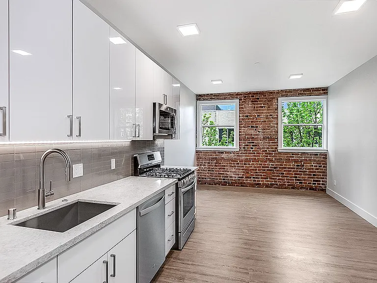 423 Terry Apartment — Photo 40