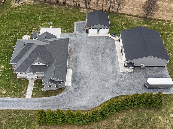 3rd image of 321 Blue Heron Rd