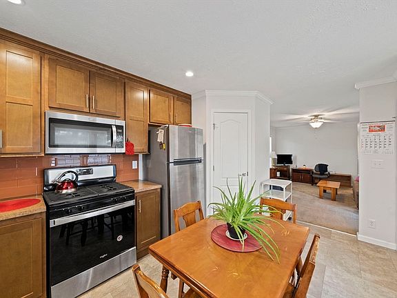 5th image of 9 Bayberry Ln