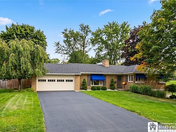 3rd image of 8 Emory Dr
