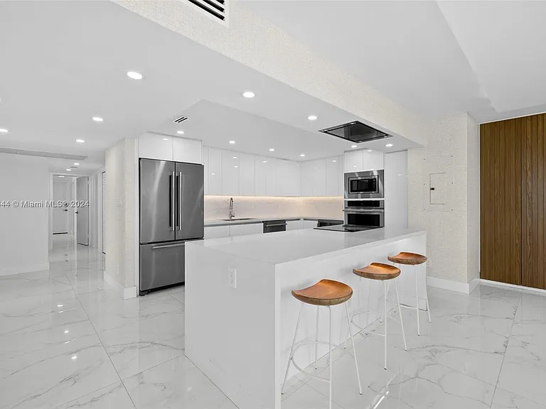 5151 Collins Ave #1527 — Photo 8