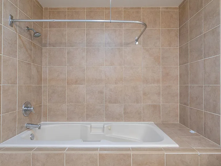 Master oversied tub & shower