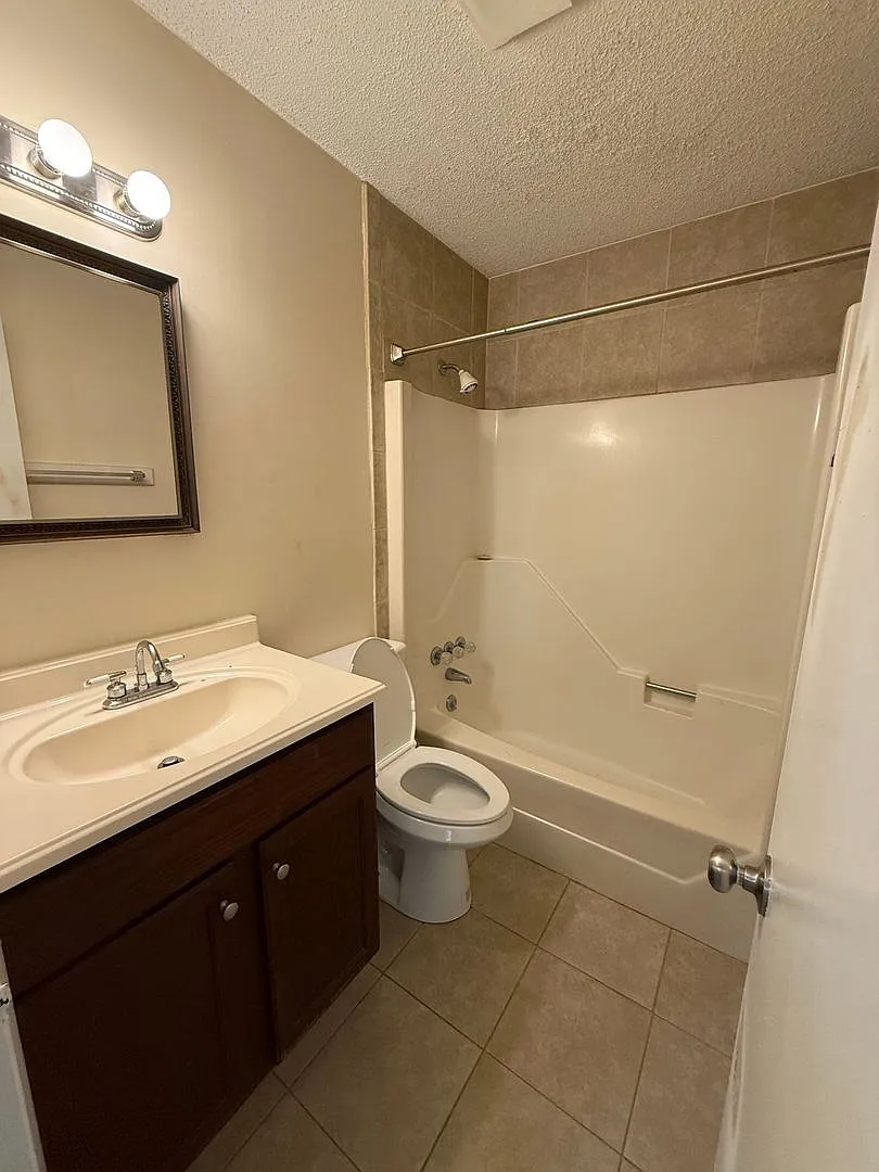 2 bedroom 1 bathroom — Photo 3