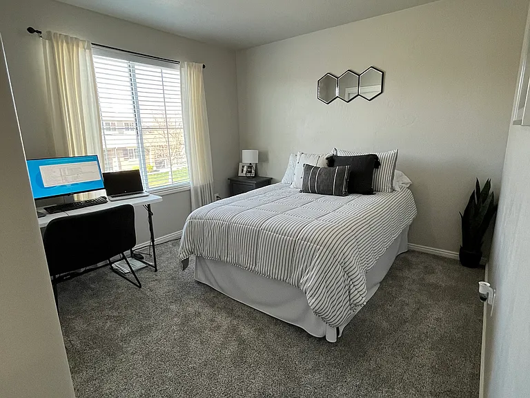 881 Berkeley Dr — Photo 32
