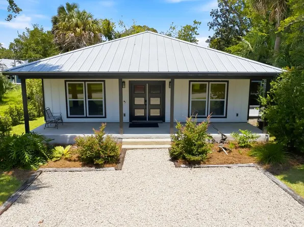 165 10th St, Apalachicola, FL 32320