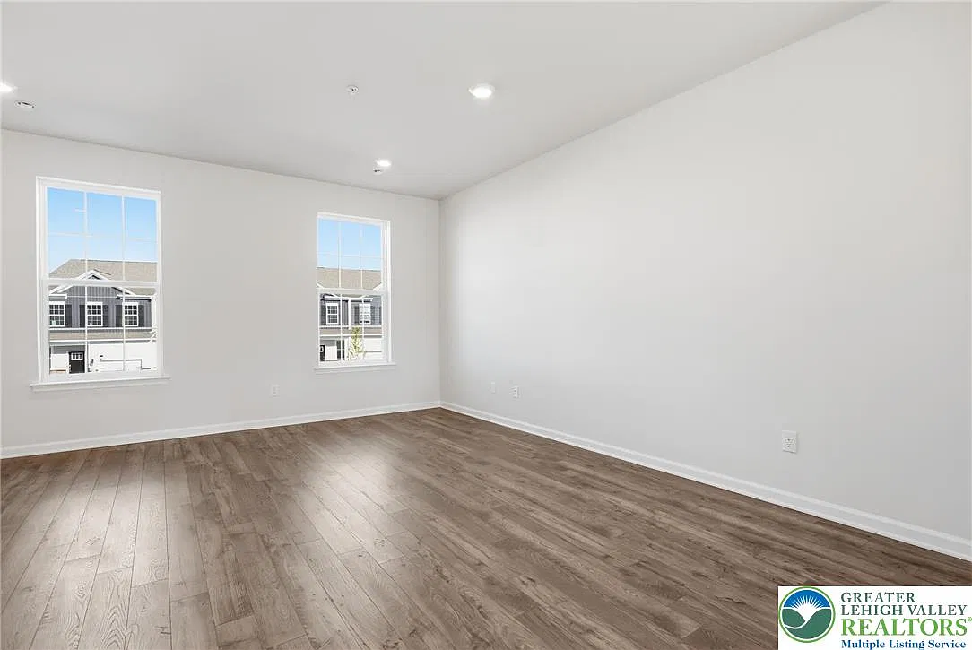 3 bed, 2.5 bath, 2208 sqft, $3,100 — Photo 4